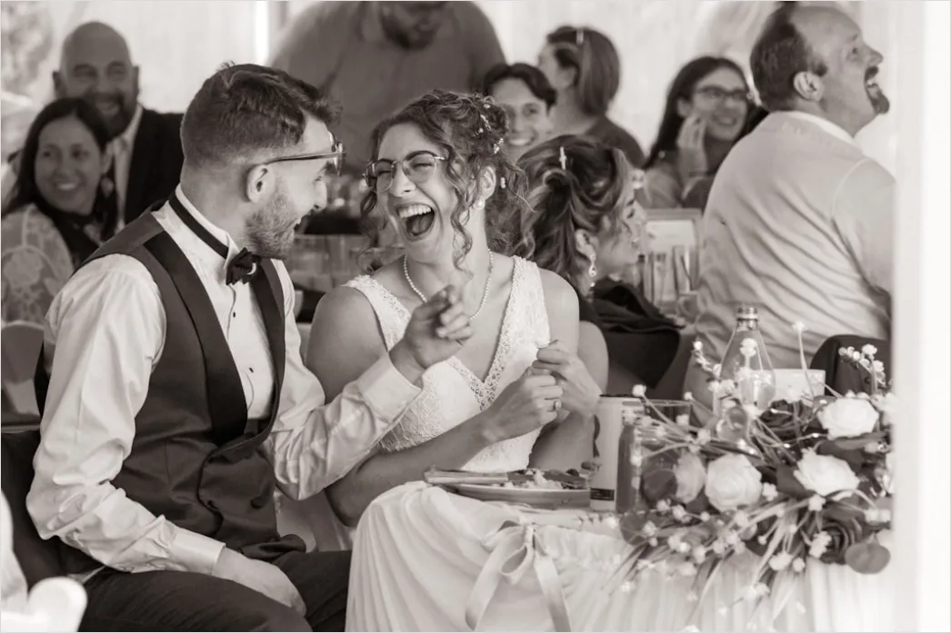 Detail Hochzeit Konfetti Moment Brautpaar Lachen Number 11