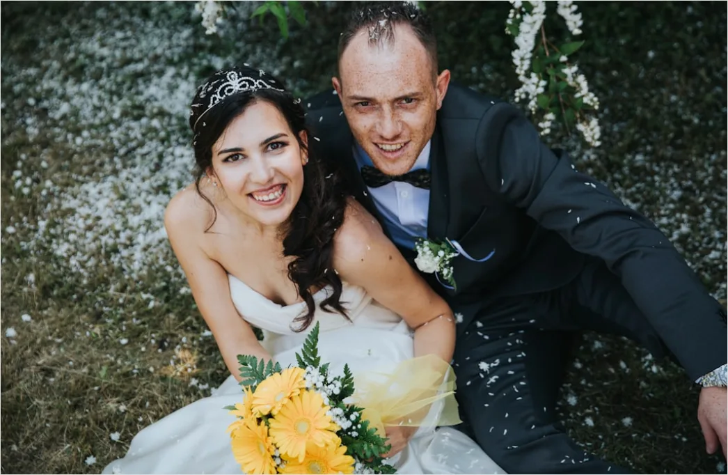 Detail Hochzeit Konfetti Moment Brautpaar Lachen Number 12