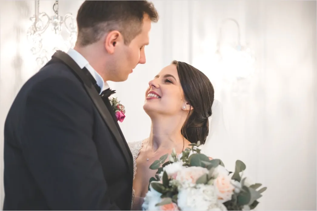 Detail Hochzeit Konfetti Moment Brautpaar Lachen Number 13