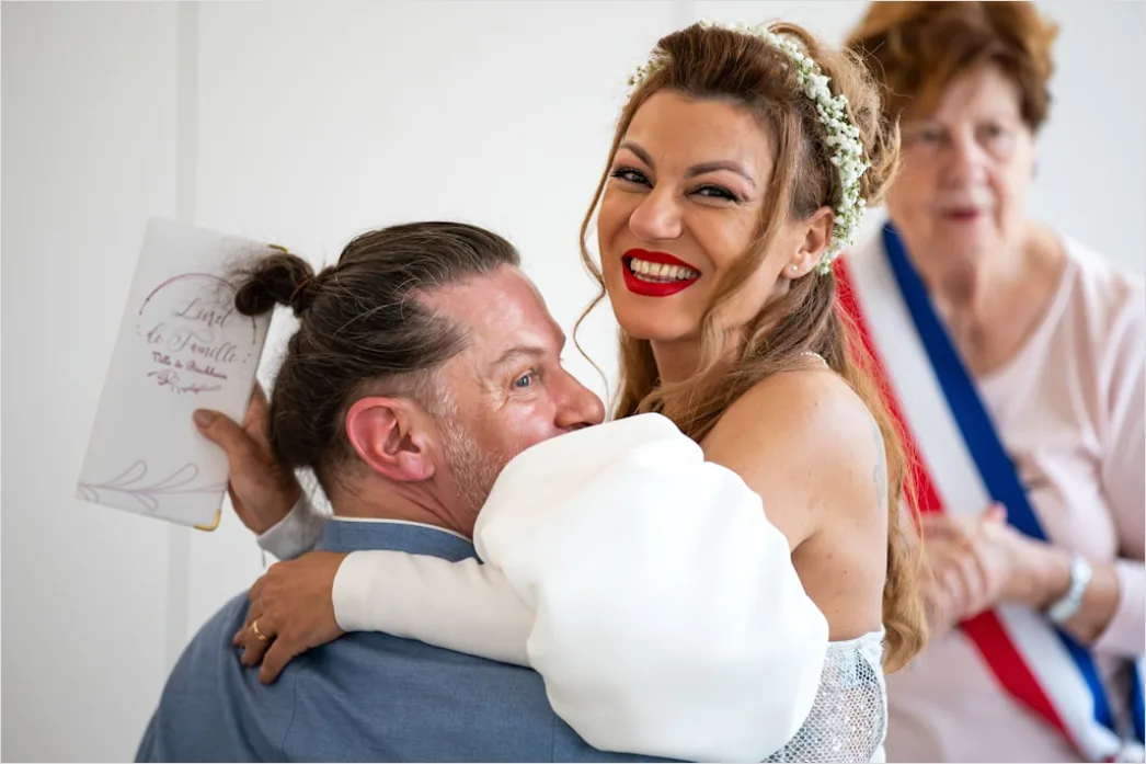 Detail Hochzeit Konfetti Moment Brautpaar Lachen Number 15