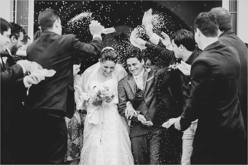 Detail Hochzeit Konfetti Moment Brautpaar Lachen Number 16