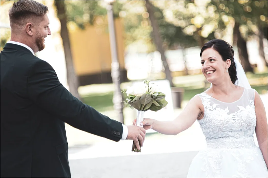 Detail Hochzeit Konfetti Moment Brautpaar Lachen Number 3