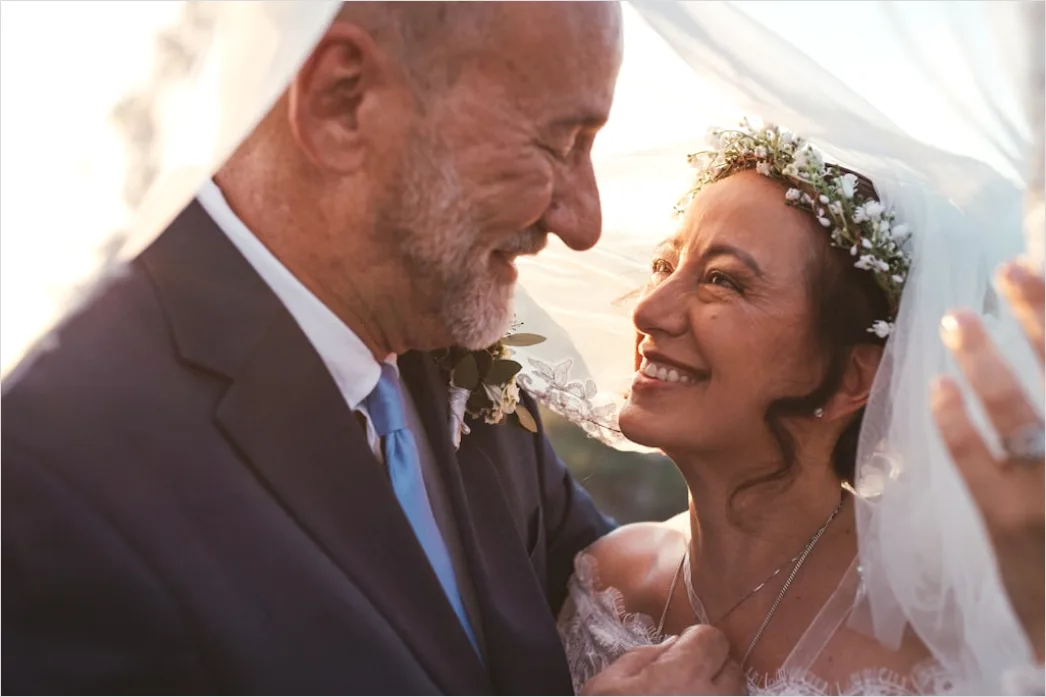 Detail Hochzeit Konfetti Moment Brautpaar Lachen Number 7