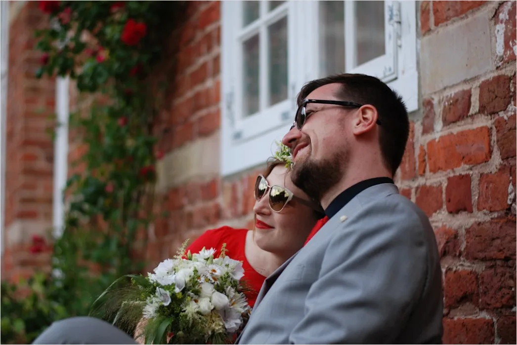 Detail Hochzeit Konfetti Moment Brautpaar Lachen Number 8