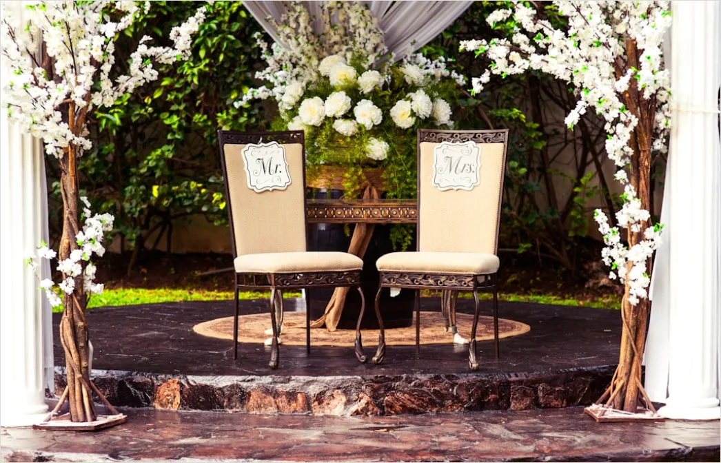 Hochzeit Outdoor Zeremonie Stuehle Dekoration F507
