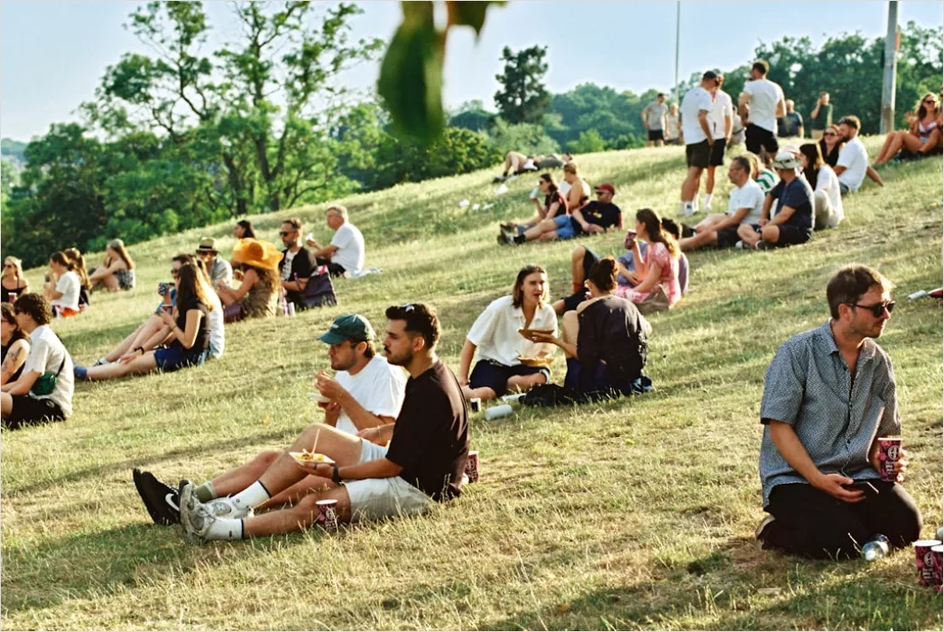 Lifestyle Portrait Group Friends Picnic Outdoor Sunny 8c85