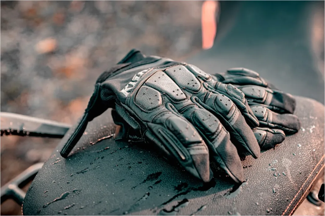 Detail Motorcycle Helmet And Gloves Flat Lay Detail Number 7