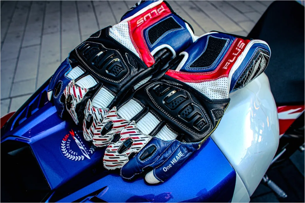 Detail Motorcycle Helmet And Gloves Flat Lay Detail Number 10