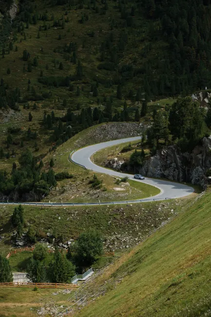 Detail Porsche 911 Classic On Winding Road Landscape Number 11