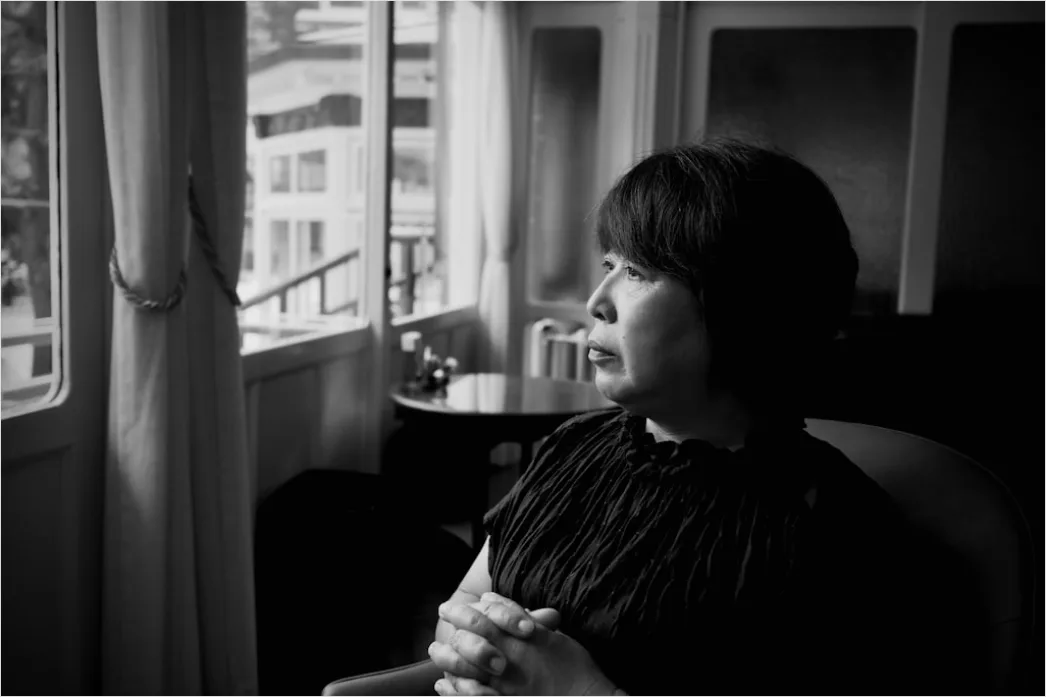 Detail Portrait Woman Nostalgic Thoughtful Expression Window Number 14