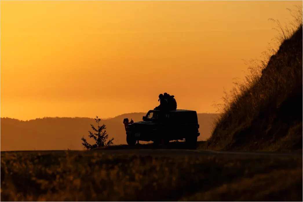 Detail Road Trip Couple Driving Convertible Sunset Number 5