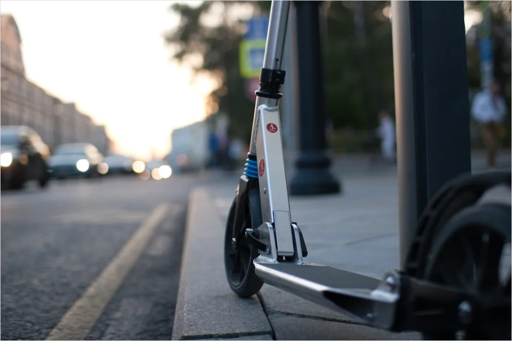 Scooter Urban Commuter City Street Scene 9226