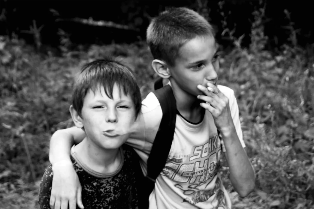 Detail Siblings Portrait Playing Together Outdoor Candid Number 12