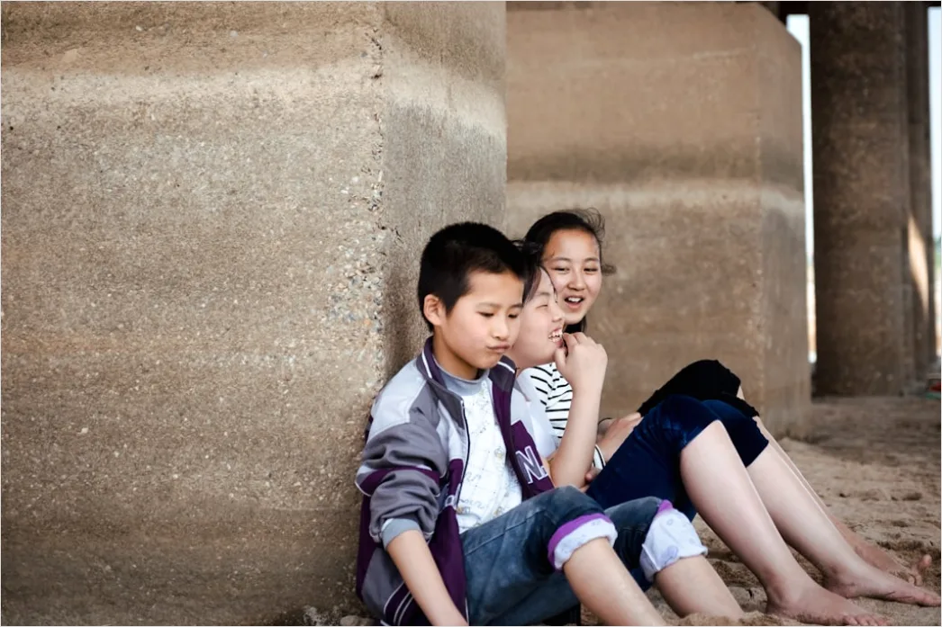 Detail Siblings Portrait Playing Together Outdoor Candid Number 14
