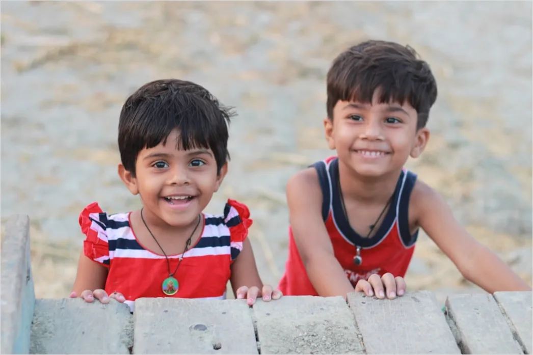 Detail Siblings Portrait Playing Together Outdoor Candid Number 20