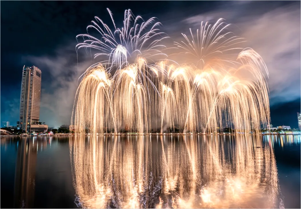 Detail Silvester Feuerwerk Reflexion Wasser Nacht Number 2