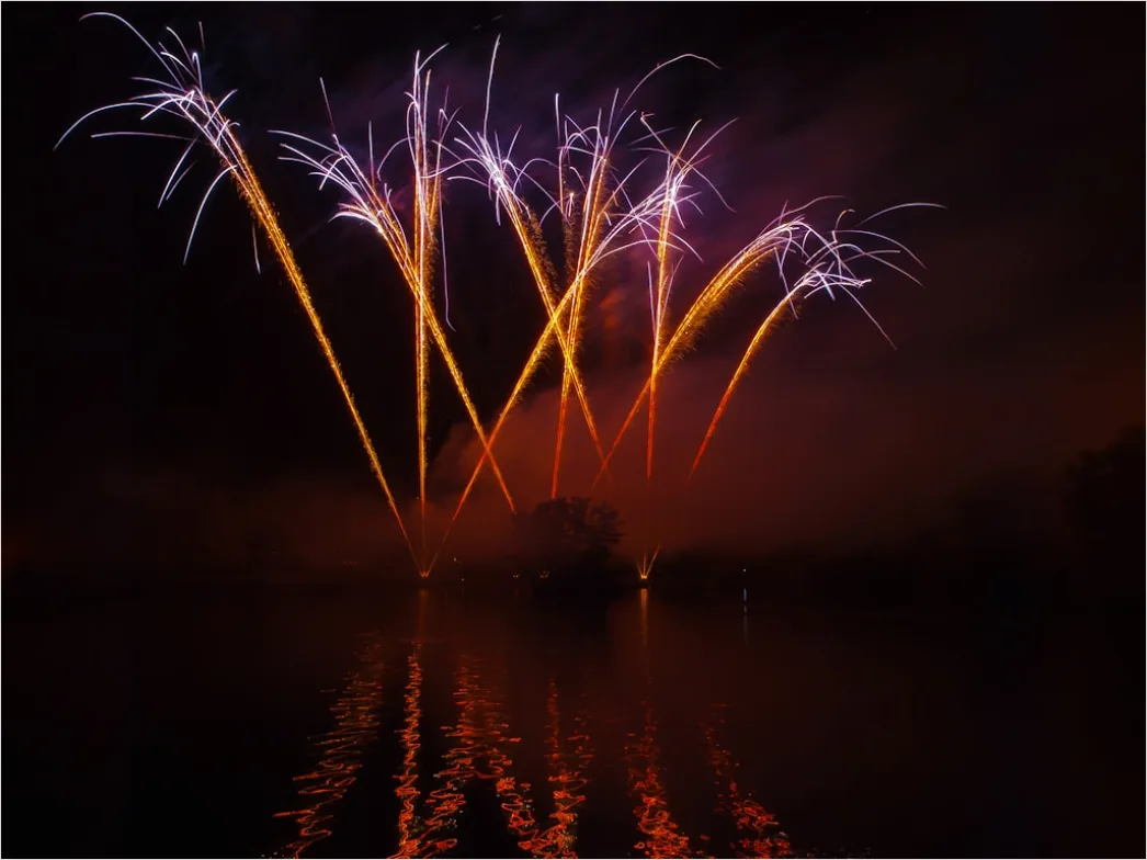 Detail Silvester Feuerwerk Reflexion Wasser Nacht Number 11