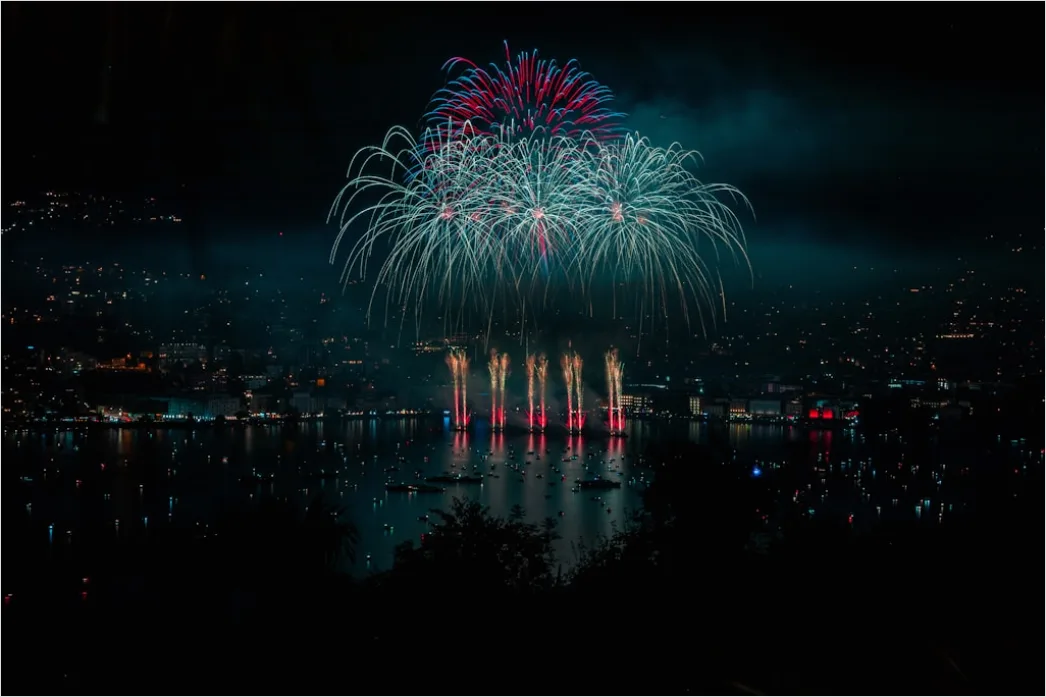 Detail Silvester Feuerwerk Reflexion Wasser Nacht Number 15
