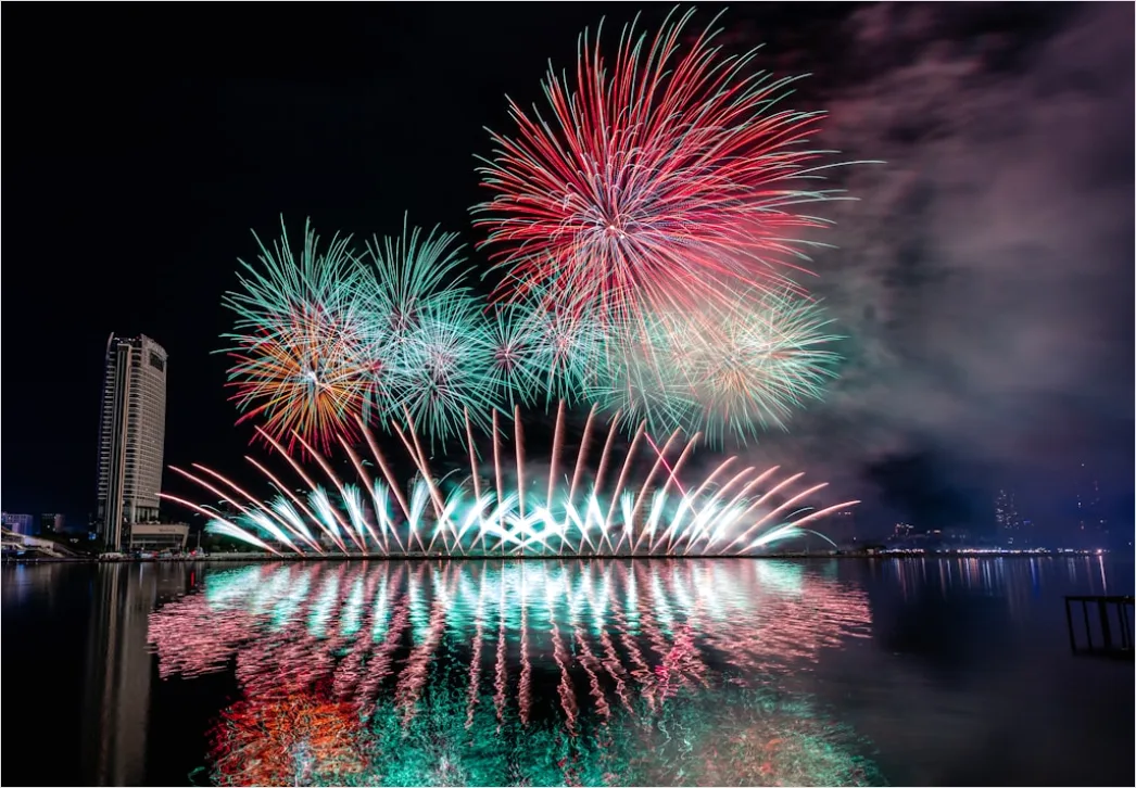 Detail Silvester Feuerwerk Reflexion Wasser Nacht Number 8