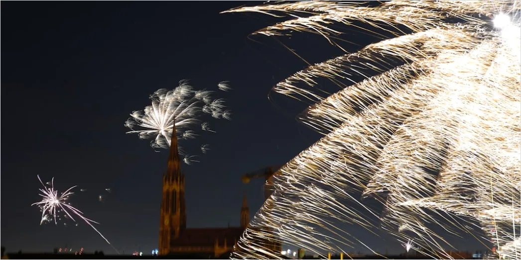 Detail Silvester Raketen Feuerwerk Nachthimmel Number 16