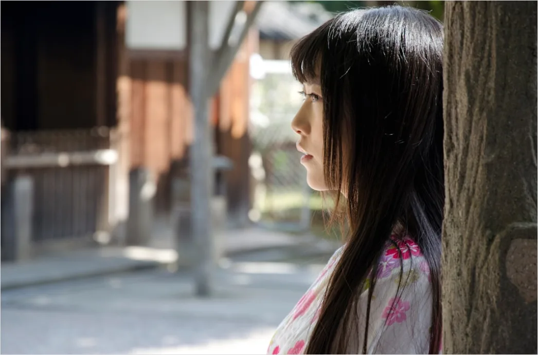 Traditional Japanese Kimono Woman Portrait Garden B435