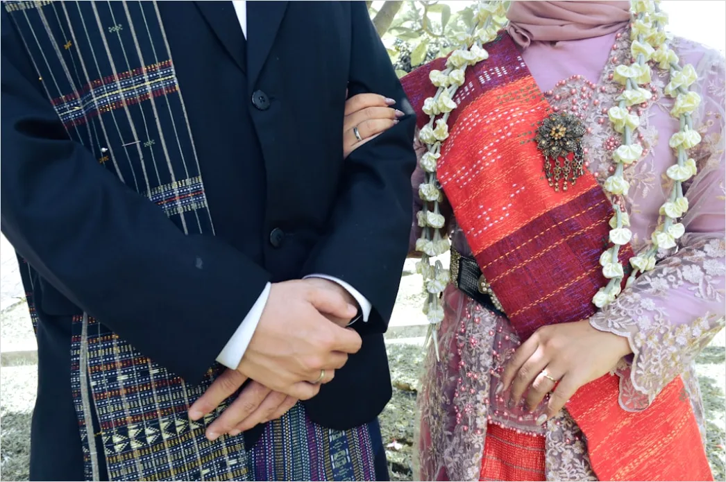 Traditional Wedding Attire Portrait Couple Close Up 7ae5