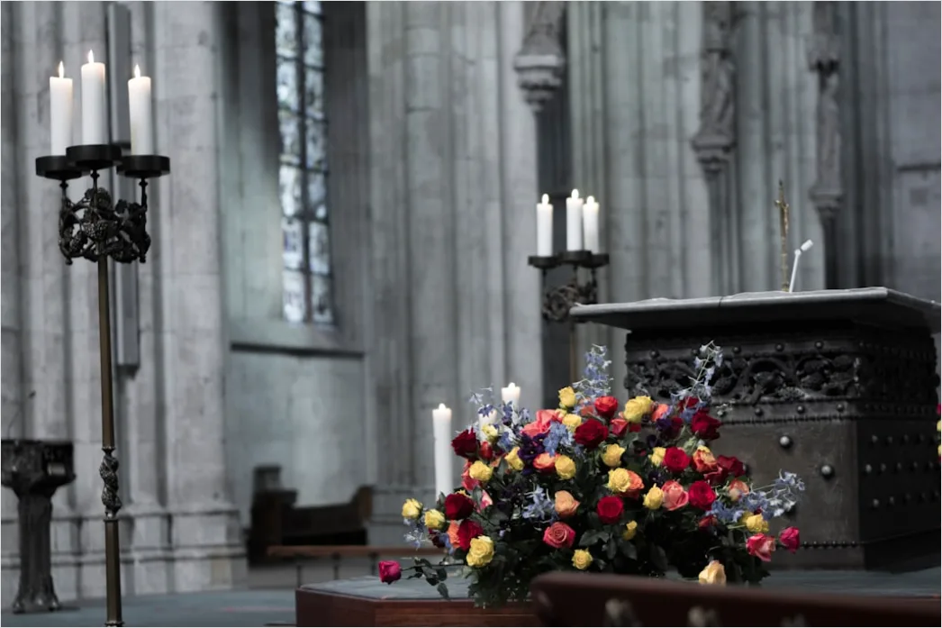 Detail Trauung Kirchlich Altar Dekoration Blumen Number 5
