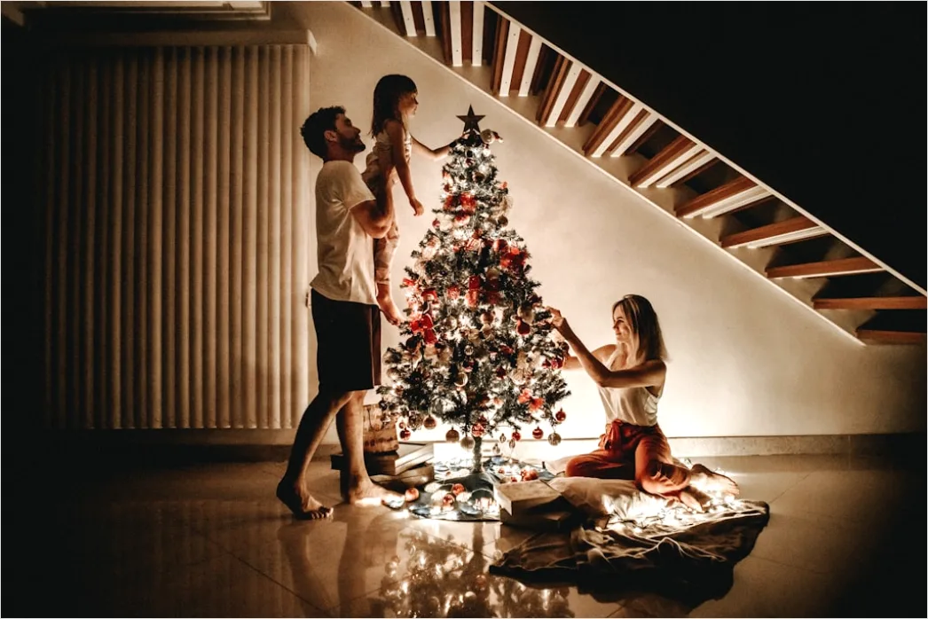 Weihnachtsbaum Schmuecken Familie Moment Gemuetlich 2f8d