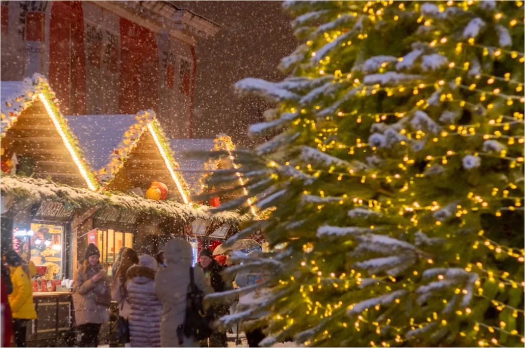 Detail Weihnachtsmarkt Abend Lichter Stimmungsvoll Besucher Number 5