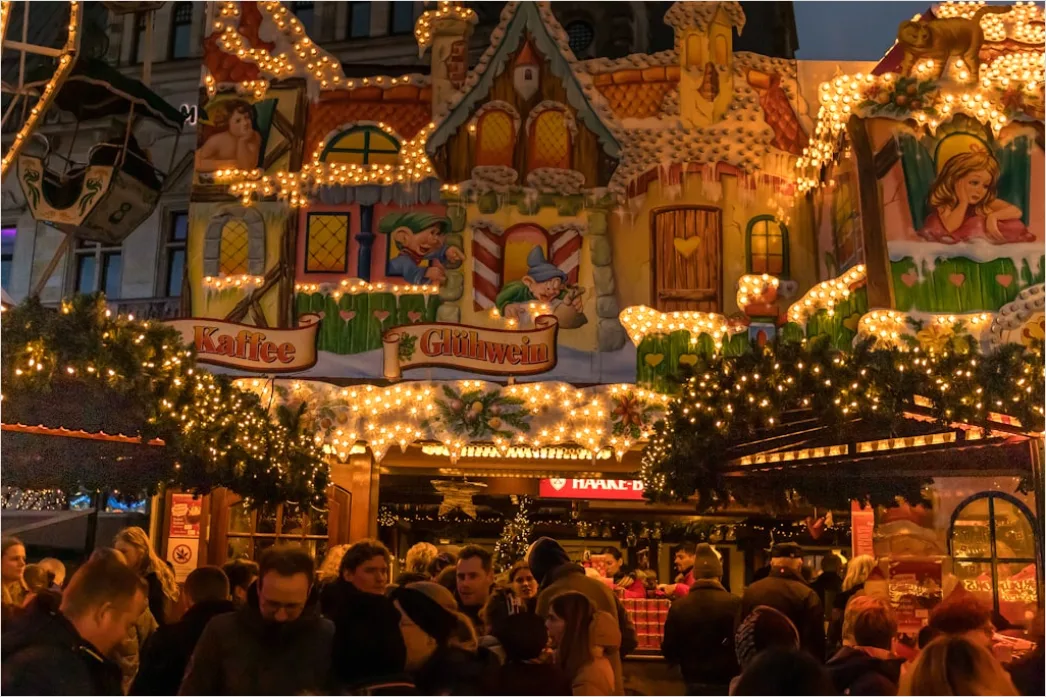 Detail Weihnachtsmarkt Abend Lichter Stimmungsvoll Besucher Number 6