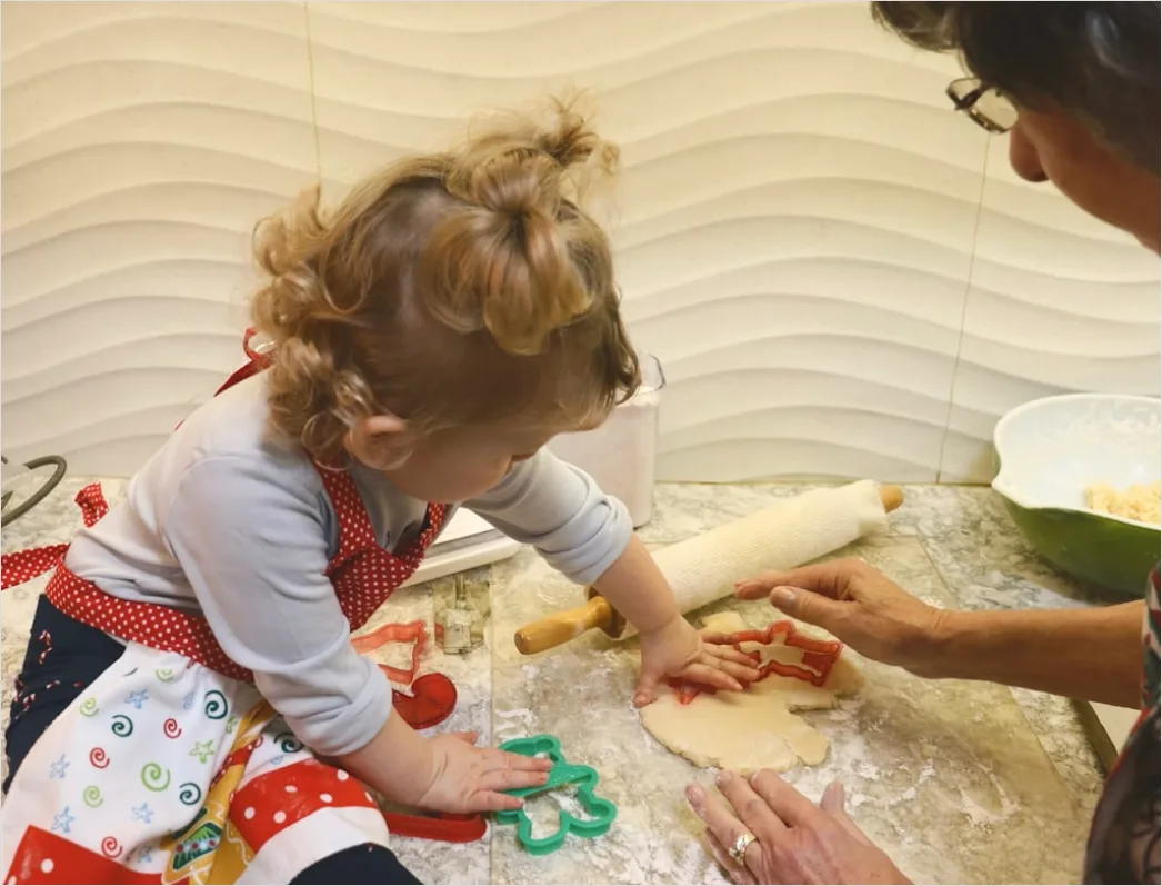 Detail Weihnachtsplätzchen Backen Kind Küche Moment Number 5