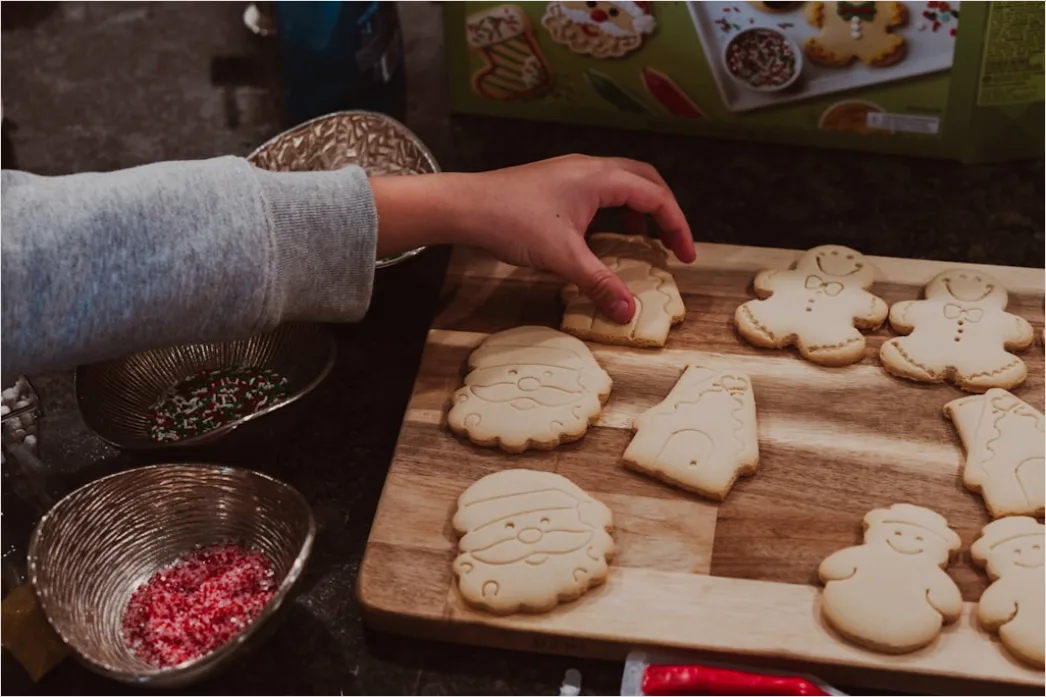 Detail Weihnachtsplätzchen Backen Kind Küche Moment Number 9