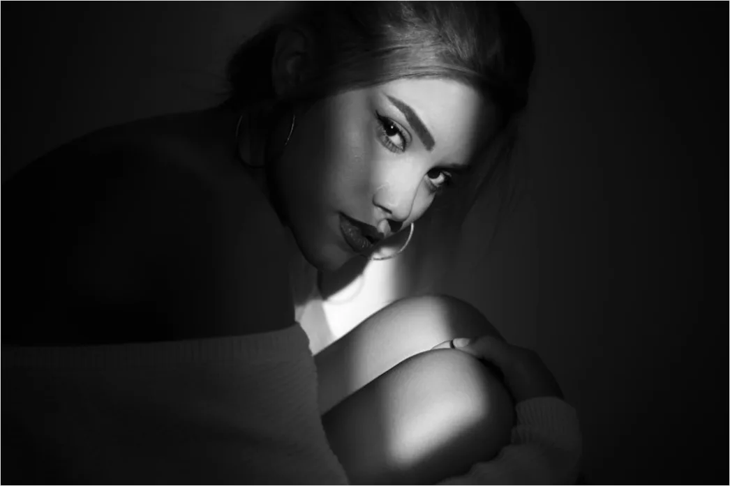 Detail Woman Portrait Black And White Dramatic Lighting Number 17