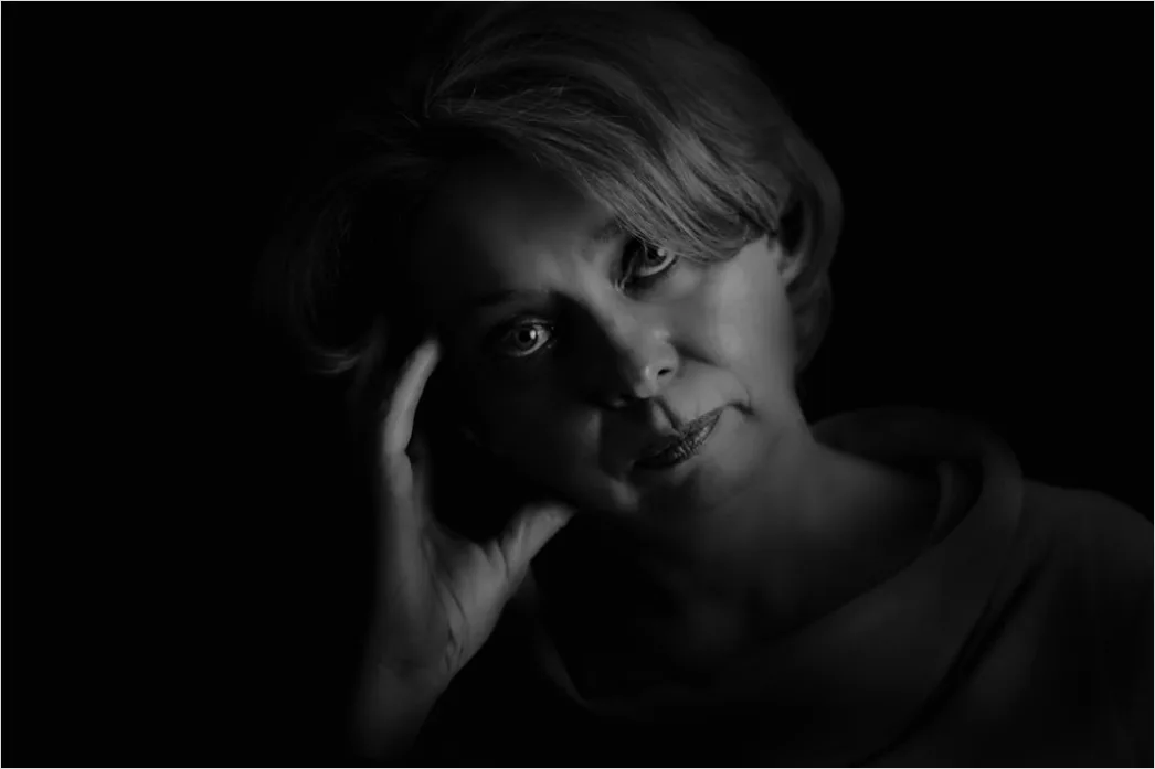 Detail Woman Portrait Black And White Dramatic Lighting Number 19