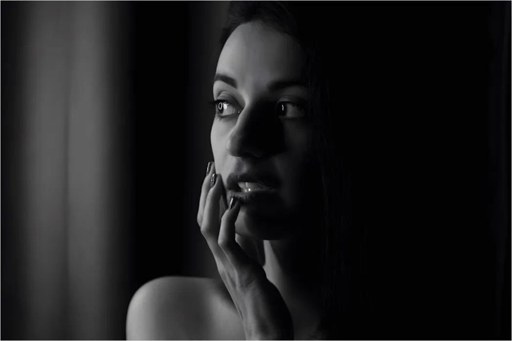 Detail Woman Portrait Black And White Dramatic Lighting Number 4