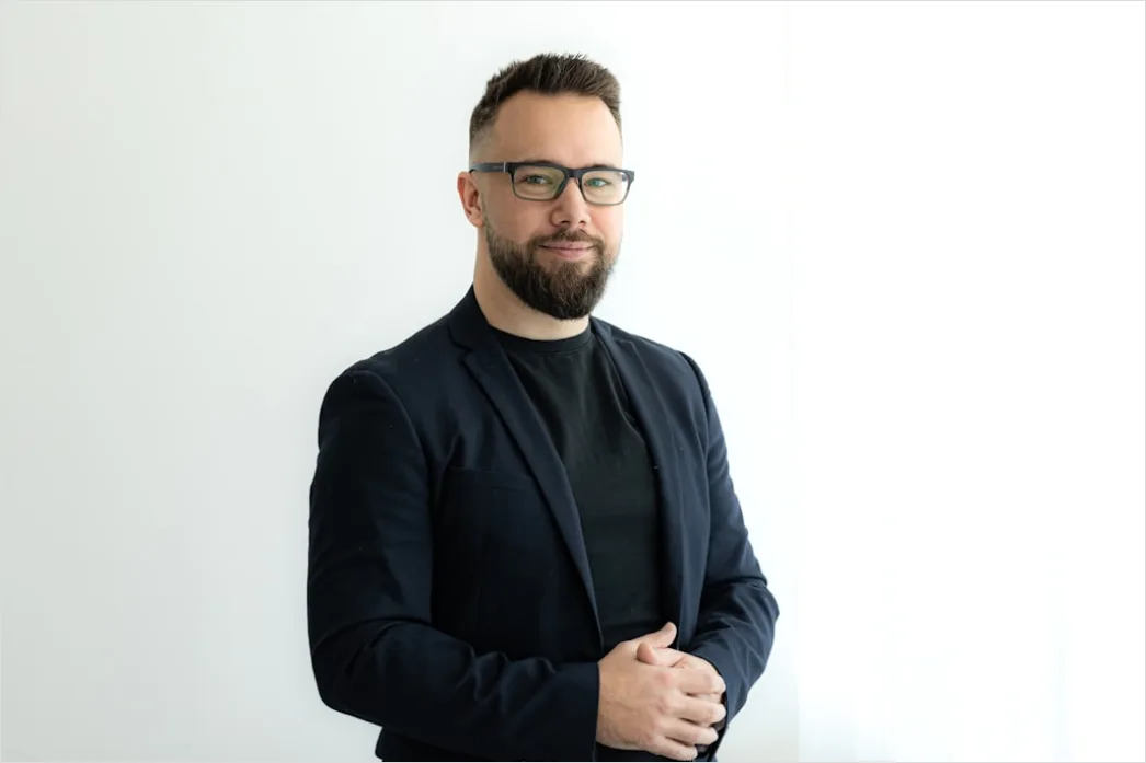 Young Professional Portrait Casual Business Attire 6df0