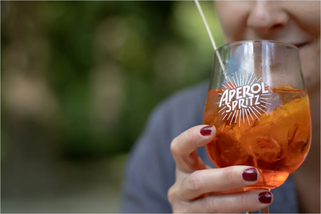 Detail Aperol Spritz Glas Orange Nahaufnahme Sommer Number 2