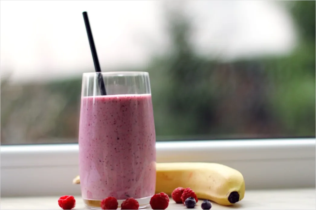 Beeren Smoothie Glas Strohhalm Nahaufnahme 3772