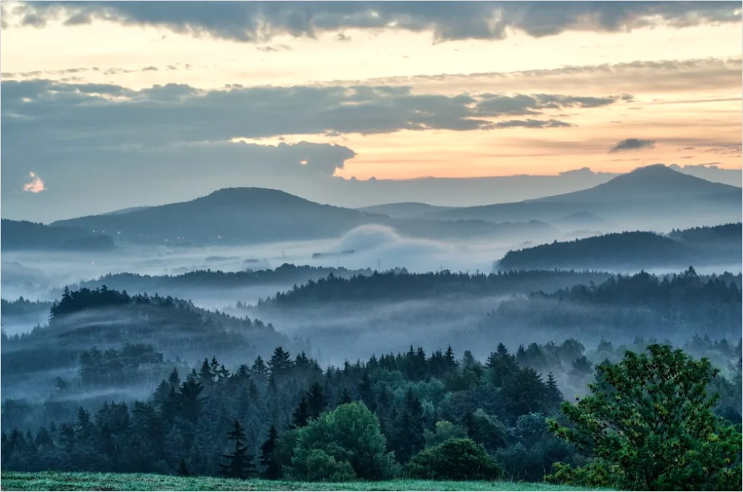 Detail Berglandschaft Sonnenaufgang Nebel Dramatisch Number 4