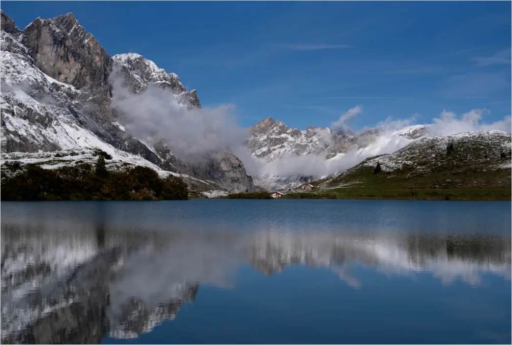 Bergsee Spiegelung Morgen Nebel Stille B2b5