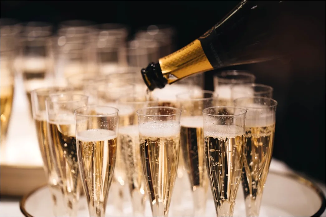 Champagner Floete Anstossen Nahaufnahme Feier 3d40