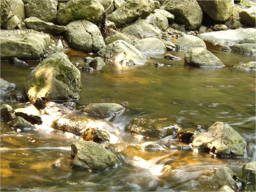 Fluss Langzeitbelichtung Steine Seidig 63dc