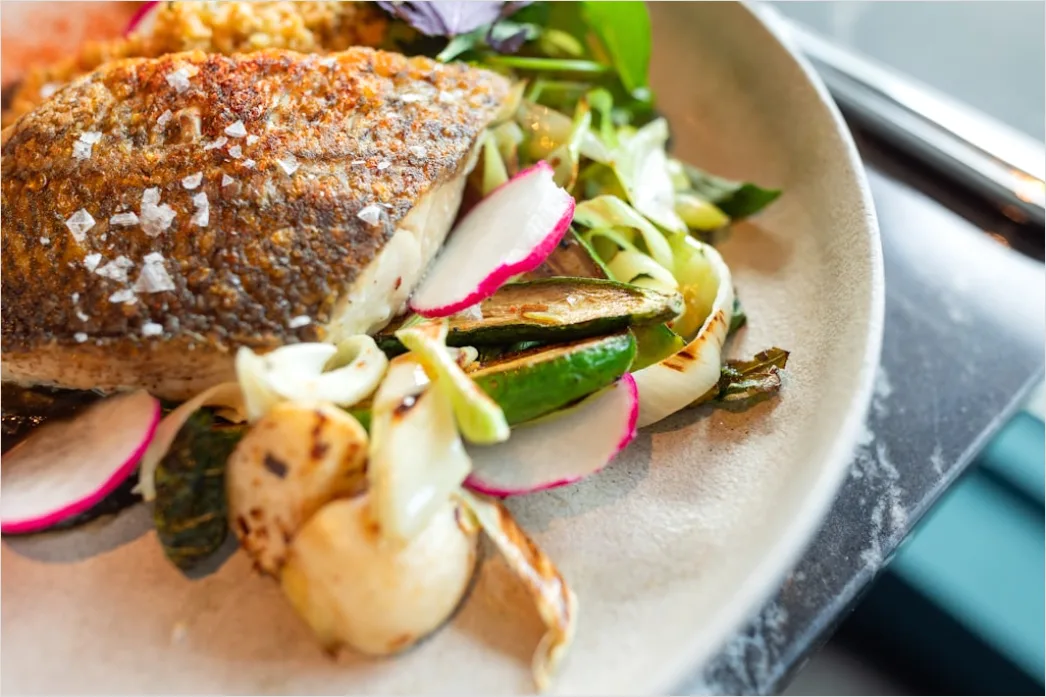 Forelle Gebraten Teller Kraeuter Nahaufnahme 9bbd