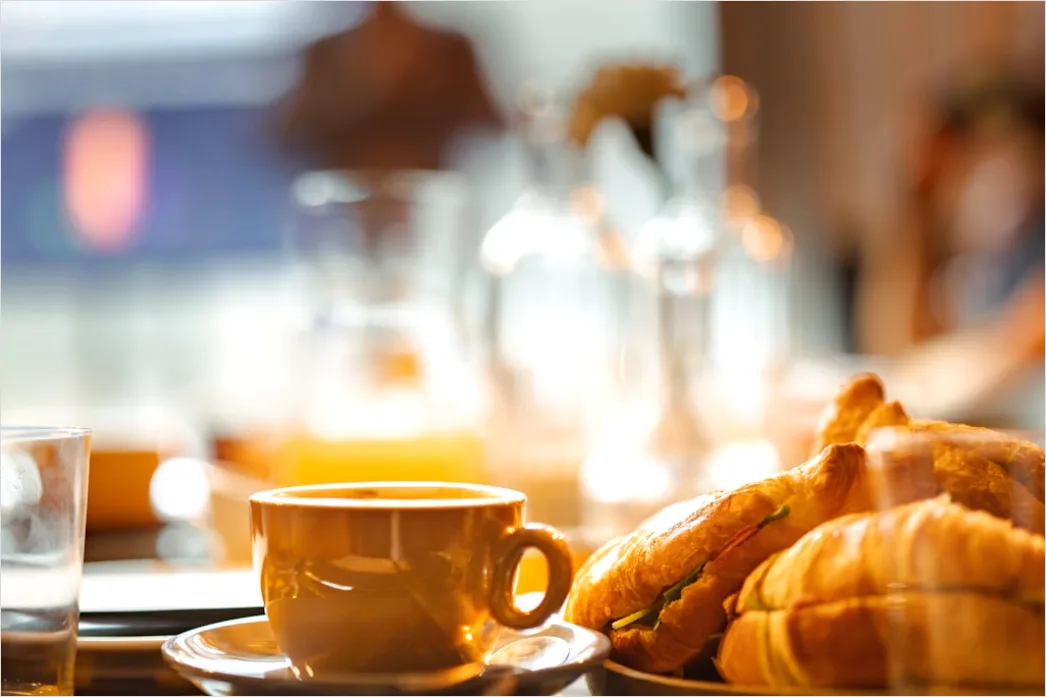 Fruehstueck Croissant Kaffee Tisch Nahaufnahme D3bc