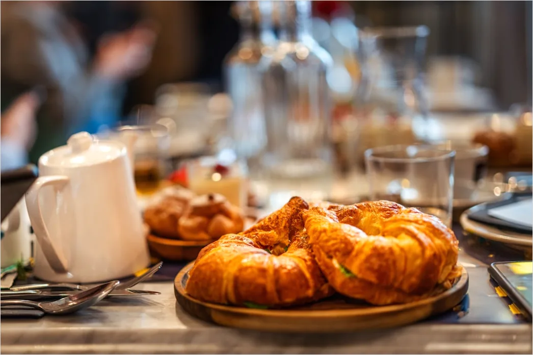 Detail Frühstück Croissant Kaffee Tisch Nahaufnahme Number 5