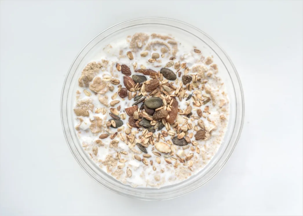 Fruehstueck Muesli Milch Schuessel Nahaufnahme 9ade