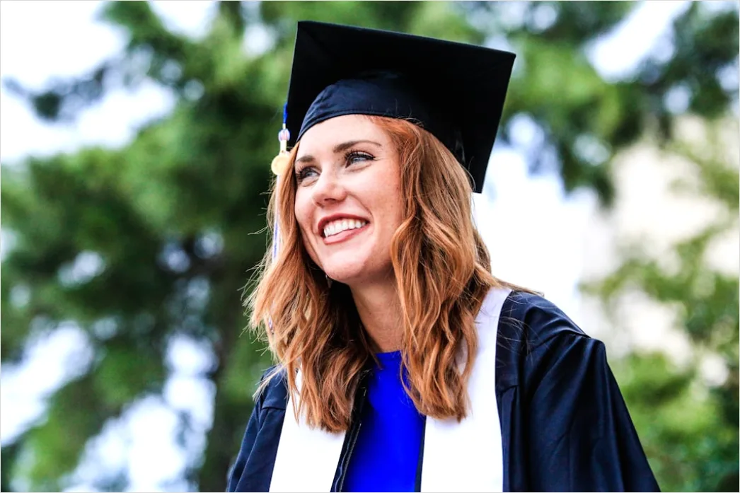 Graduierung Portrait Absolvent Laecheln Outdoor 4059