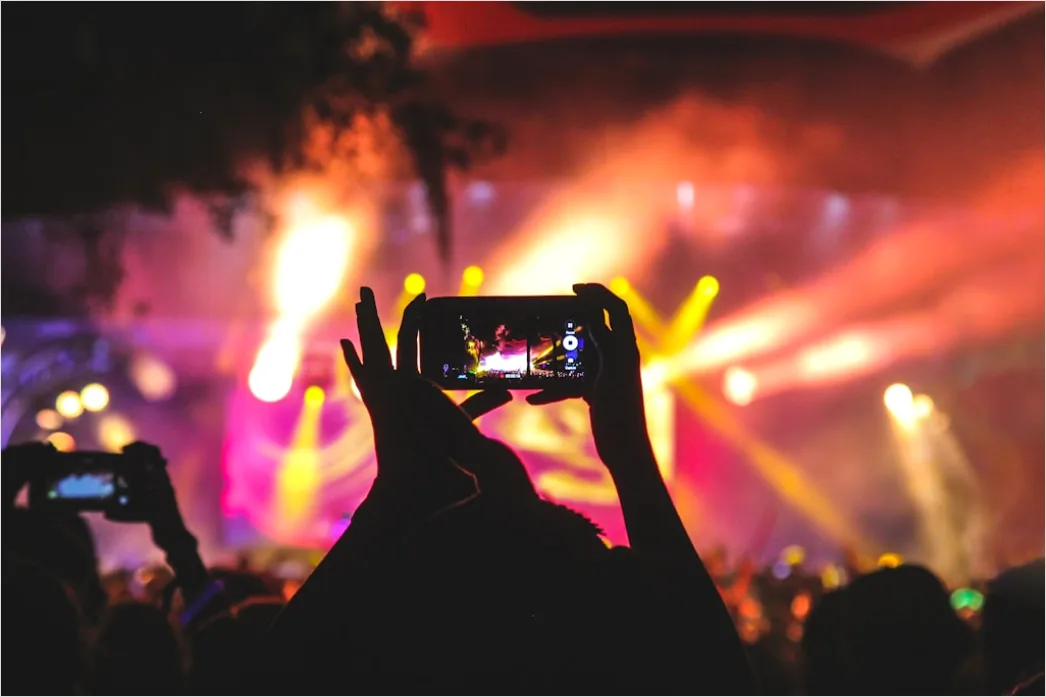 Konzert Selfie Publikum Buehne Hintergrund F413