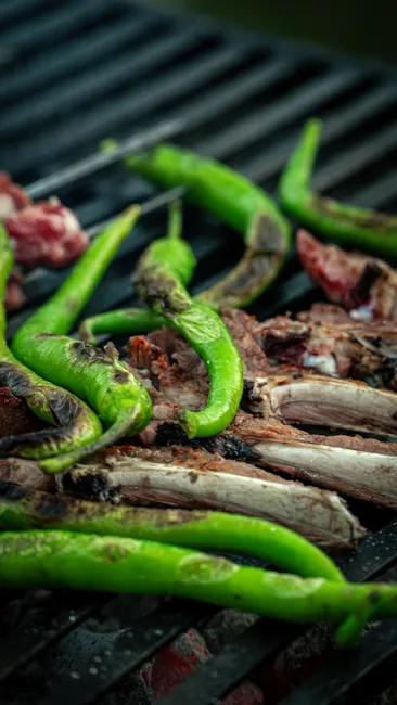 Lammkoteletts Grill Nahaufnahme Kraeuter F654