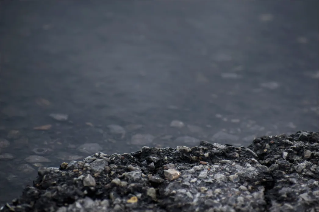 Detail Nasser Asphalt Makro Nahaufnahme Reflexionen Number 2